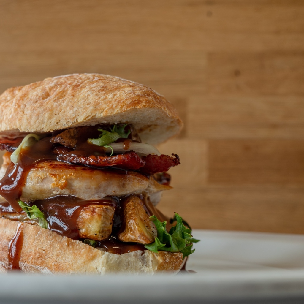 Большой сочный гамбургер с куриной грудкой