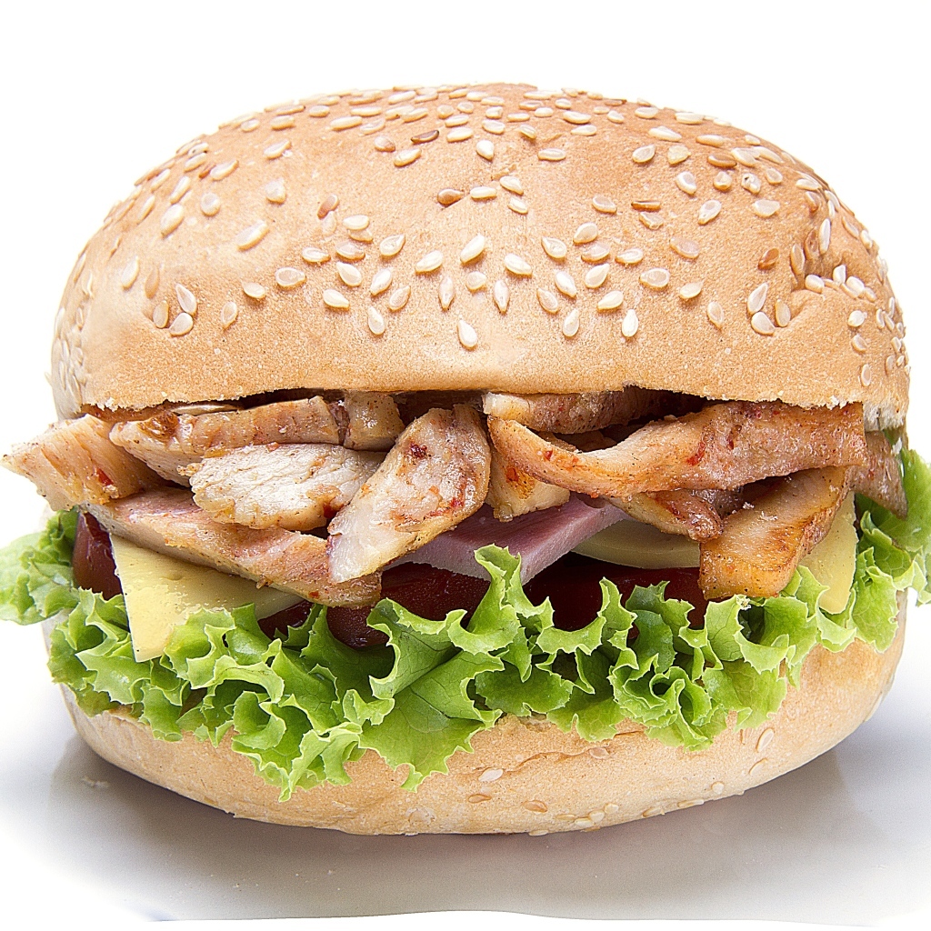 Большой сочный гамбургер с курицей на белом фоне