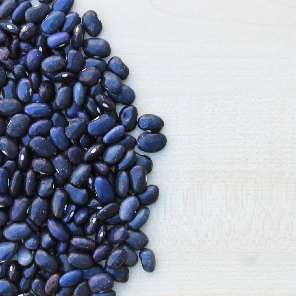 Черная фасоль на столе