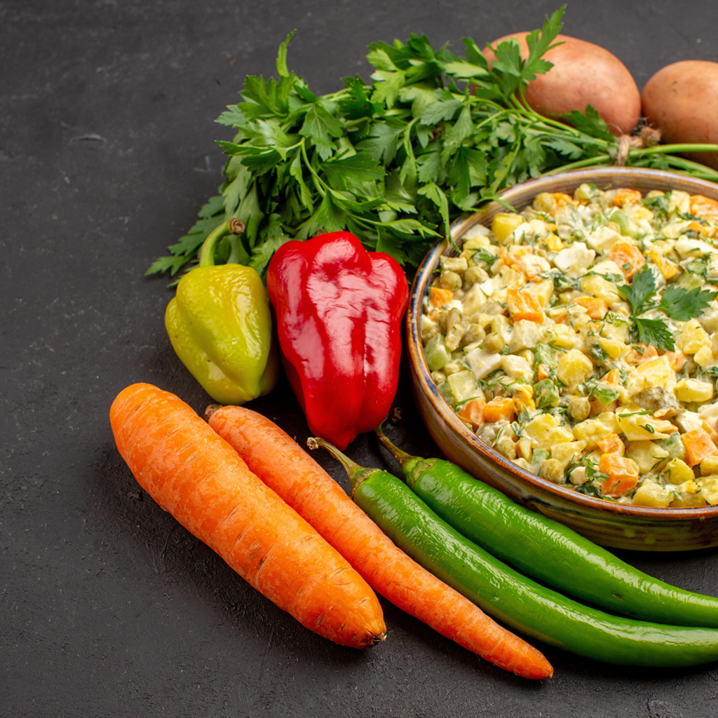 Миска салата с овощами на столе