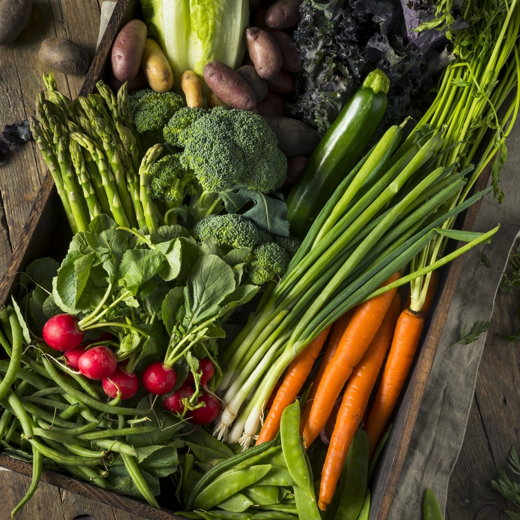 Ящик со спелыми овощами и зеленью