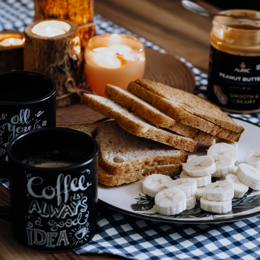 Хлеб, бананы и чай на завтрак