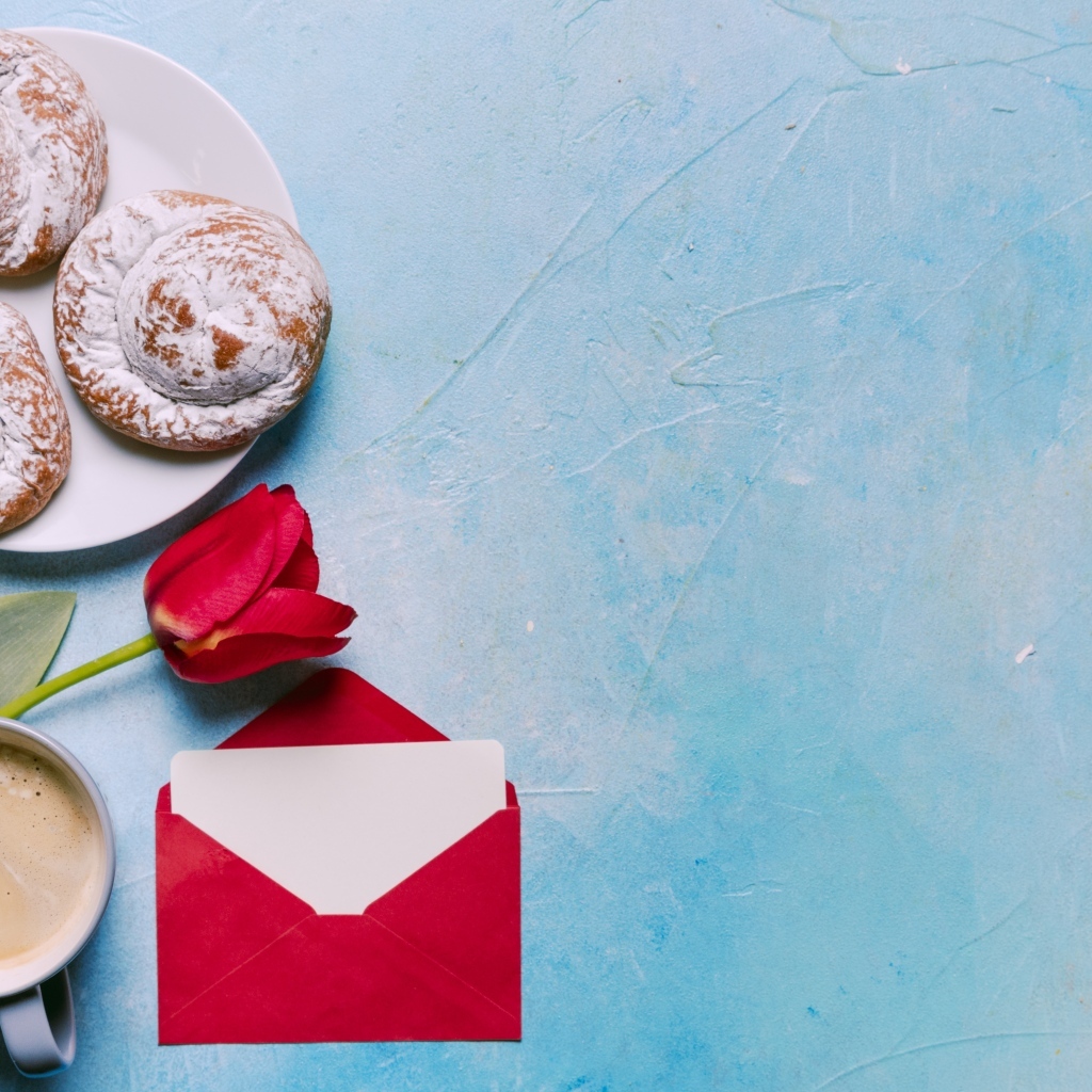 Булочки, кофе, тюльпан и письмо на голубом фоне