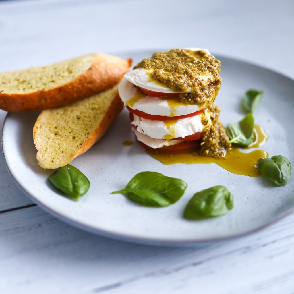 Сыр с помидорами и гренками на тарелке