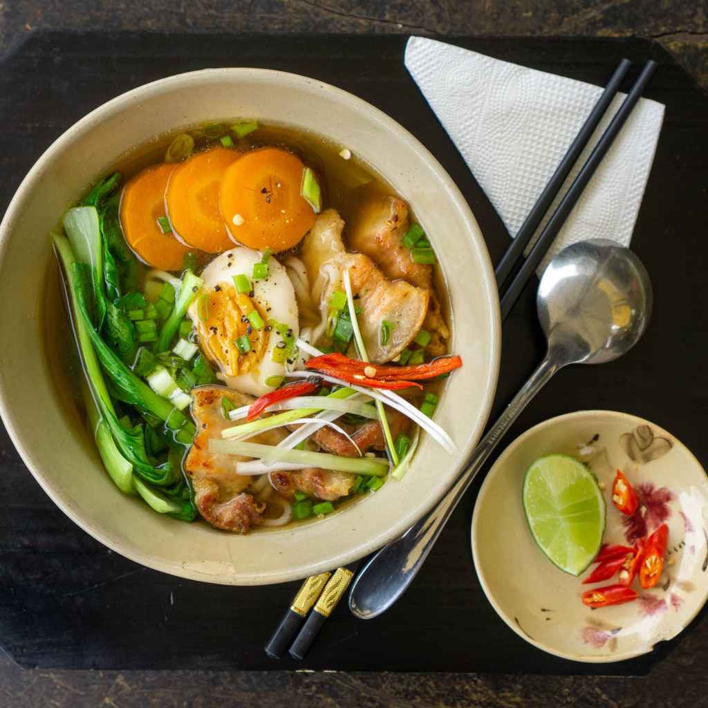 Китайский суп с овощами на столе