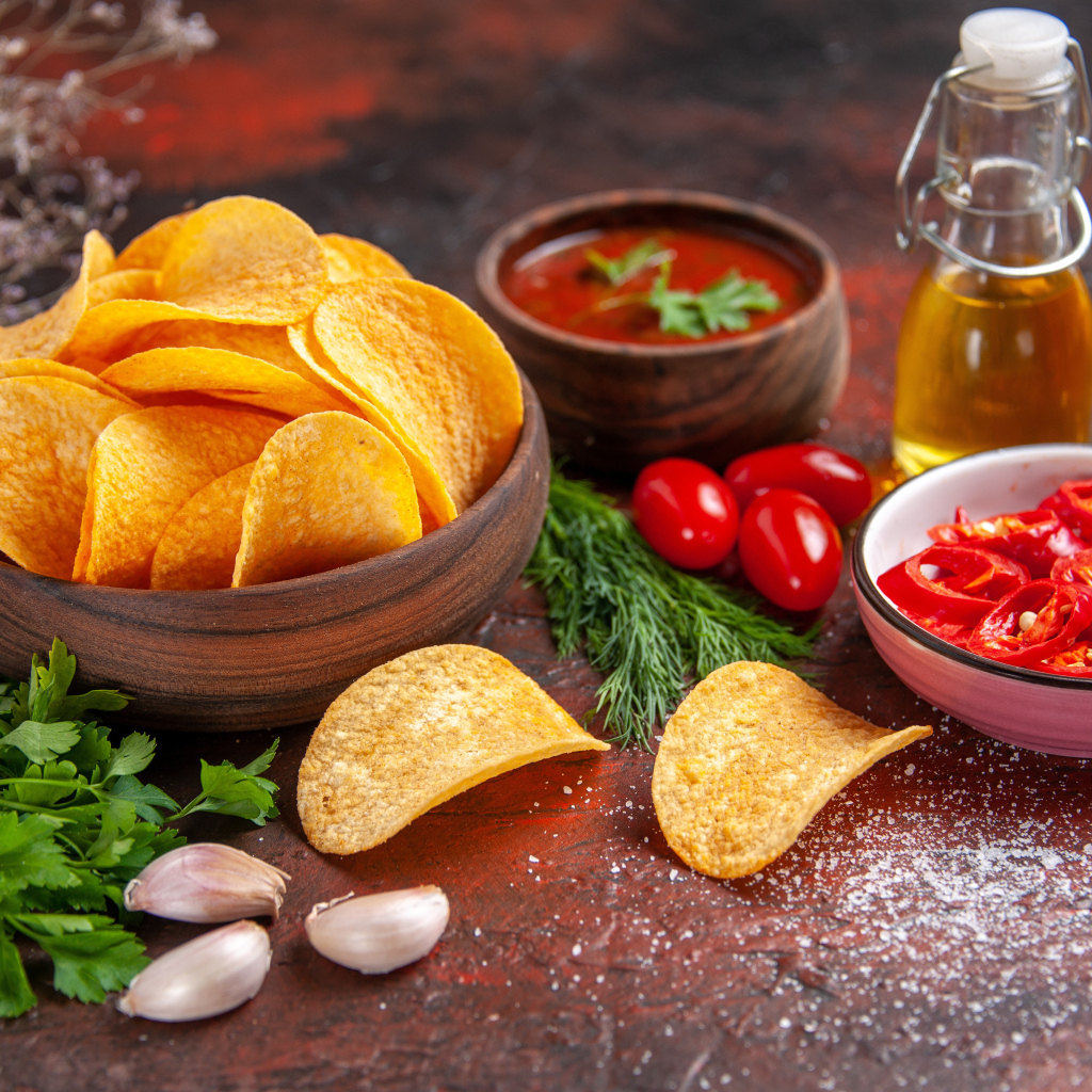 Чипсы на столе с перцем и соусом