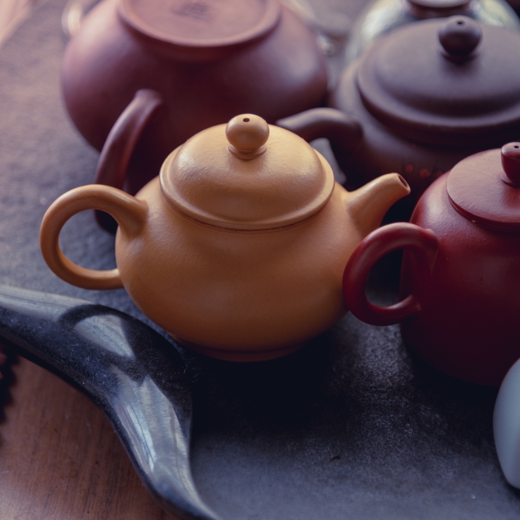 Глиняные чайники стоят на столе