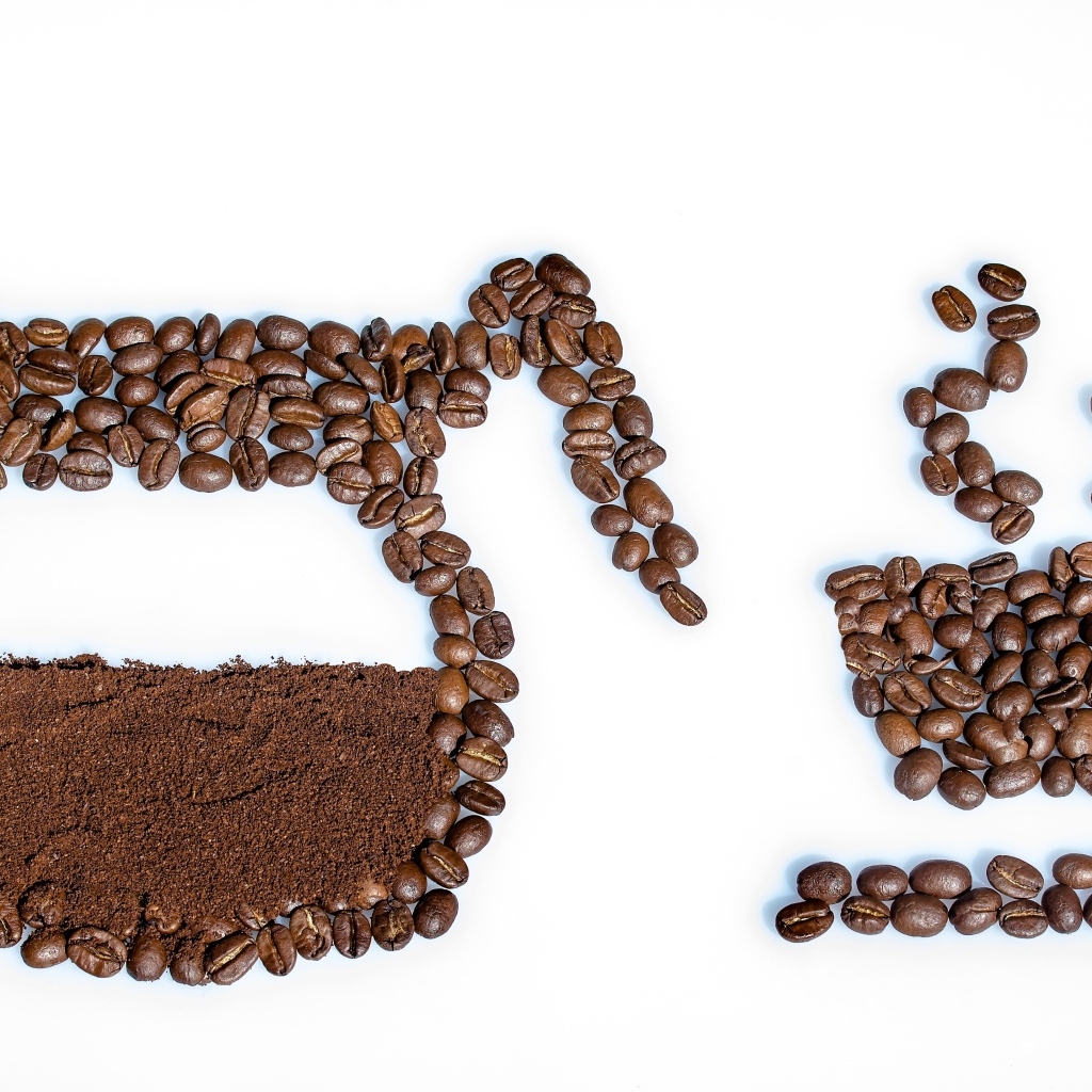 Креатив из кофейных зерен на белом фоне