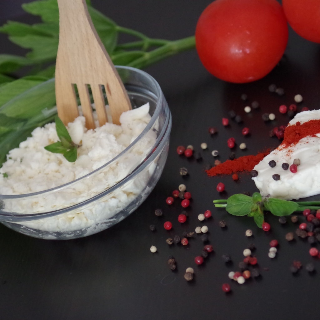 Творог на столе с петрушкой и помидорами