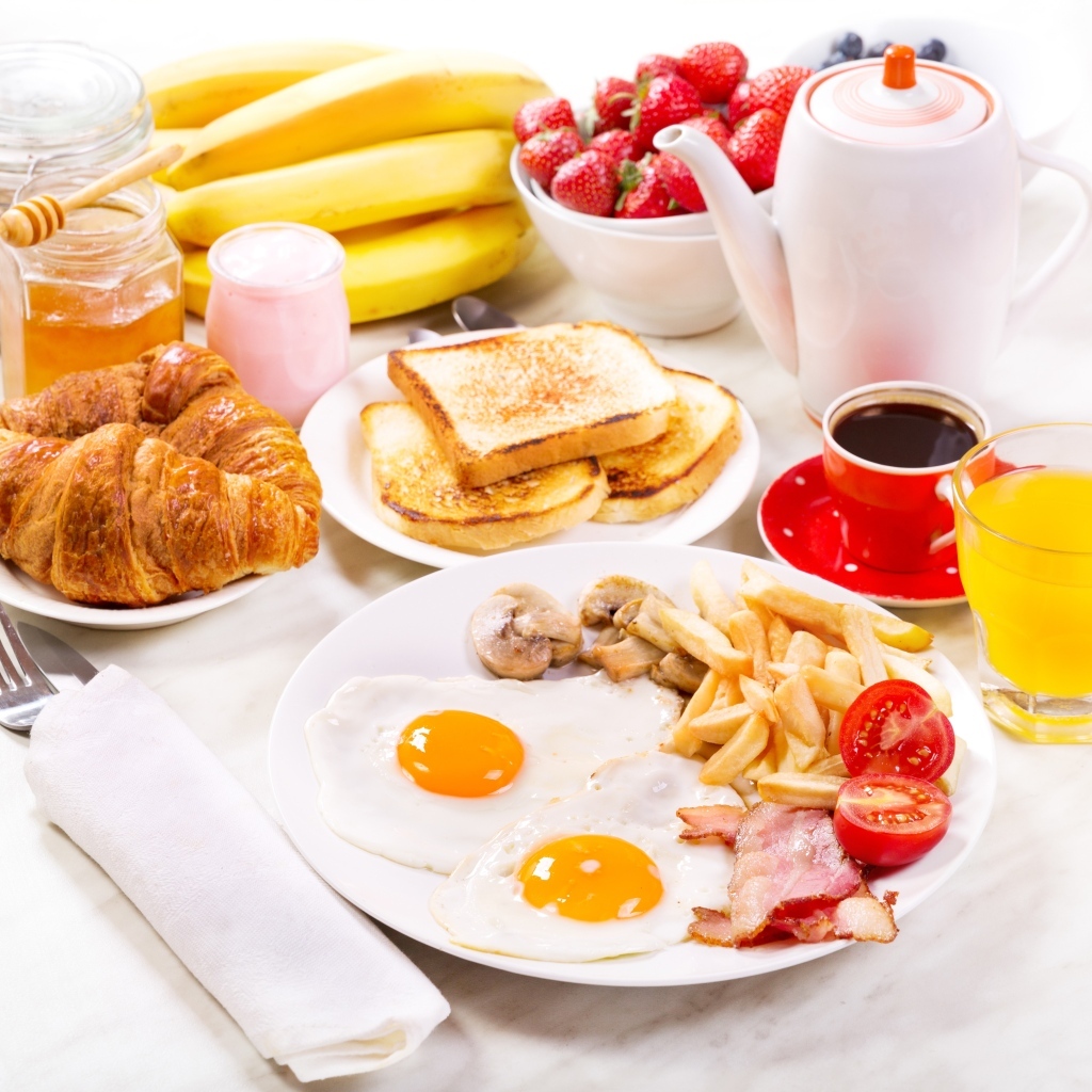 Вкусный сытный завтрак на столе