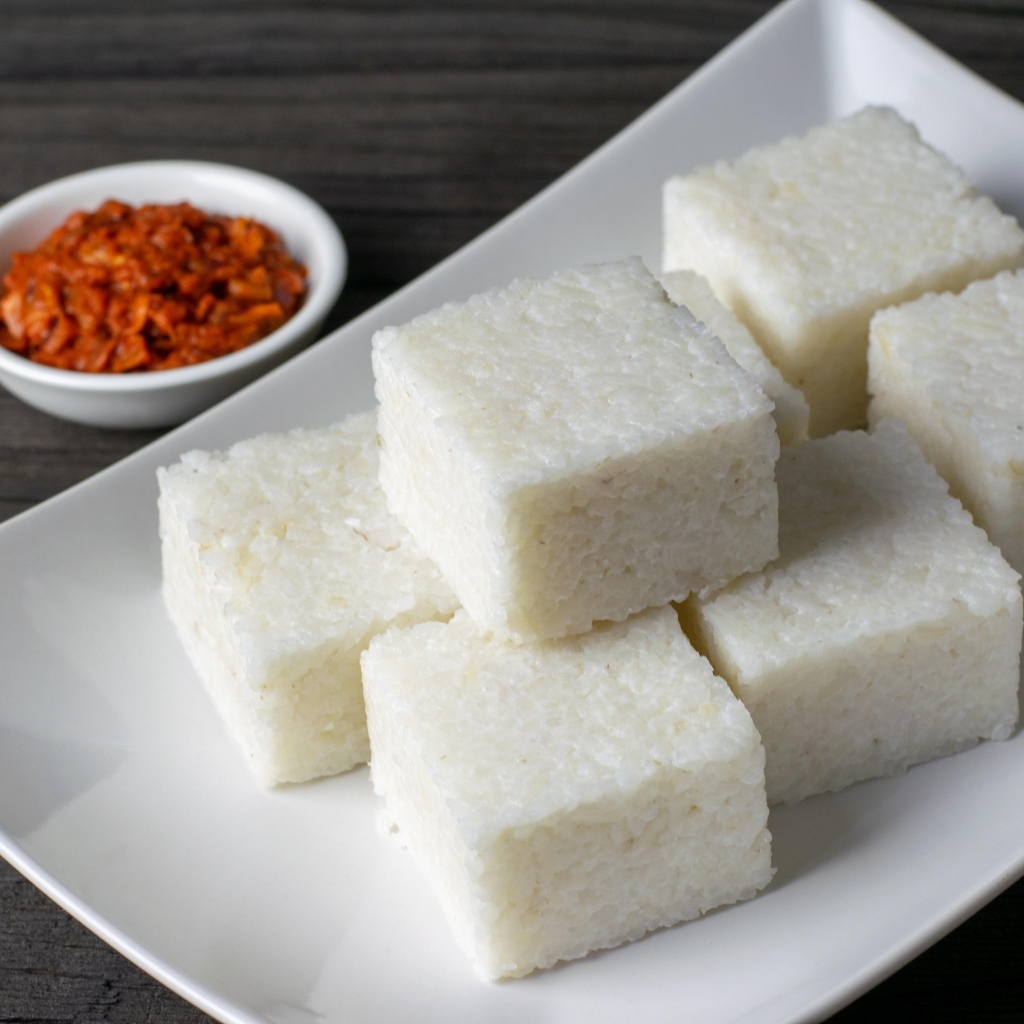 Десерт на большой белой тарелке на столе 