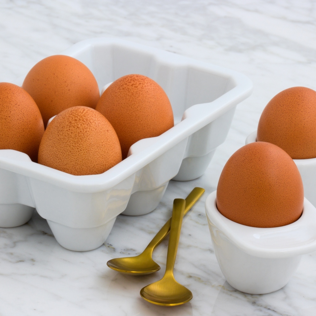 Яйца на столе с ложками