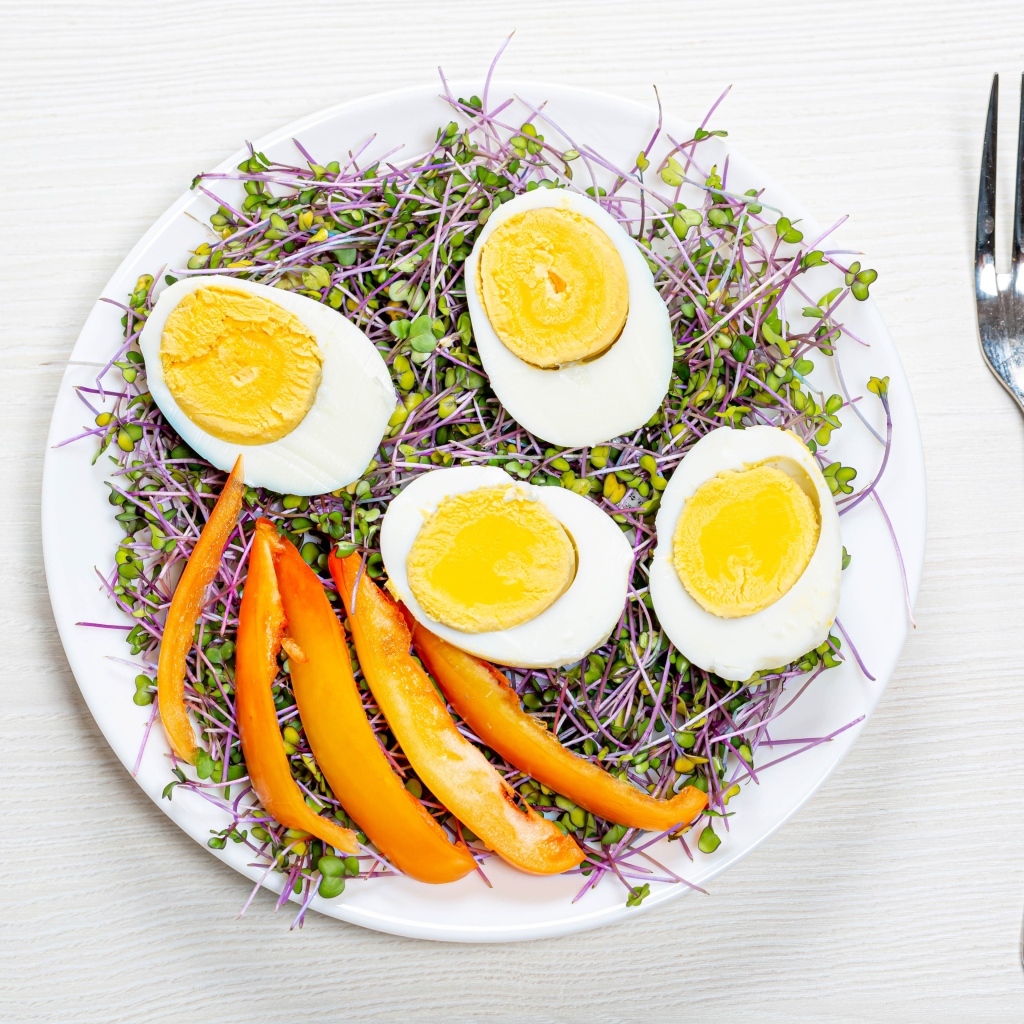 Яйца с кусочками сладкого перца и пророщенной зеленью