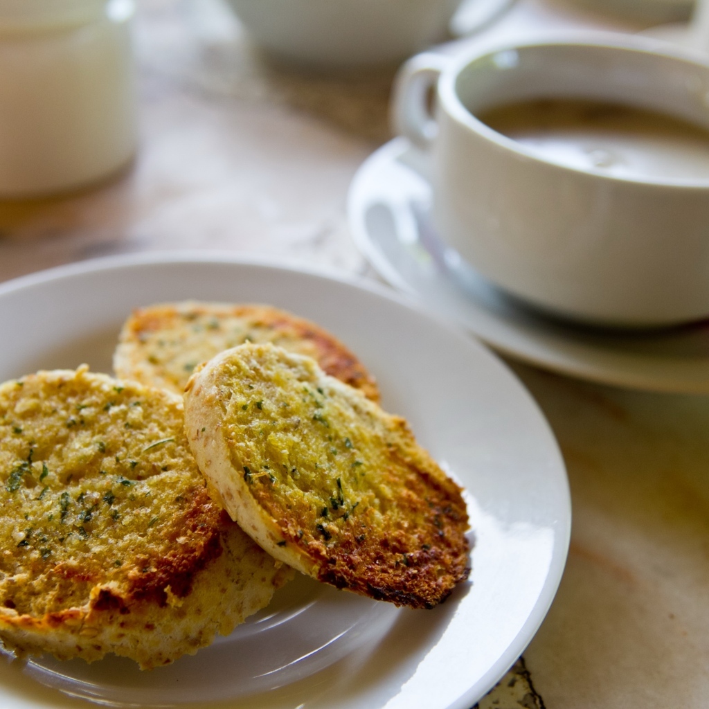 Ароматные чесночные гренки на тарелке на завтрак