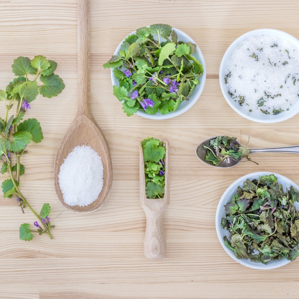 Ароматные травы на столе с солью