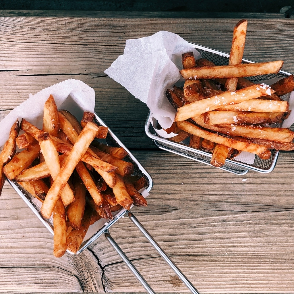 Картофель фри в сетке на столе