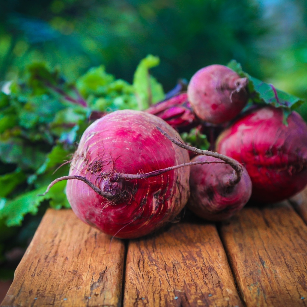 Свежая красная свекла на деревянном столе