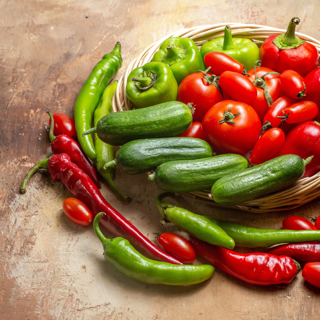 Свежие помидоры, огурцы и перец на столе