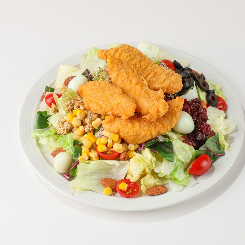 Салат с жареной курицей на сером фоне