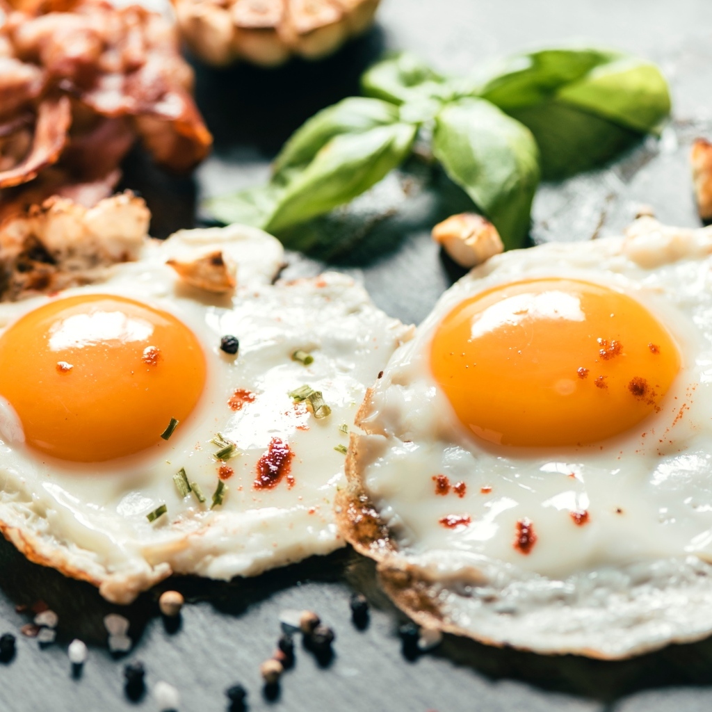 Яичница глазунья с базиликом