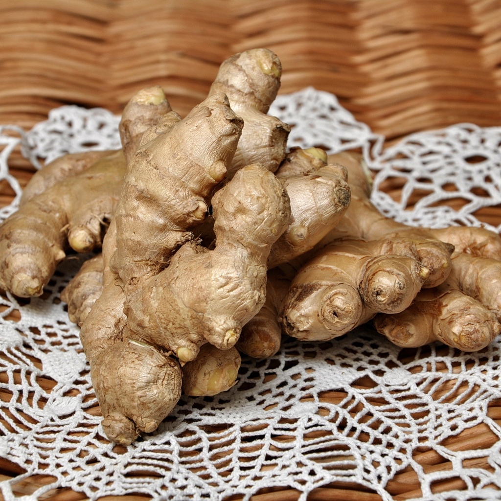 Корень имбиря на салфетке на столе