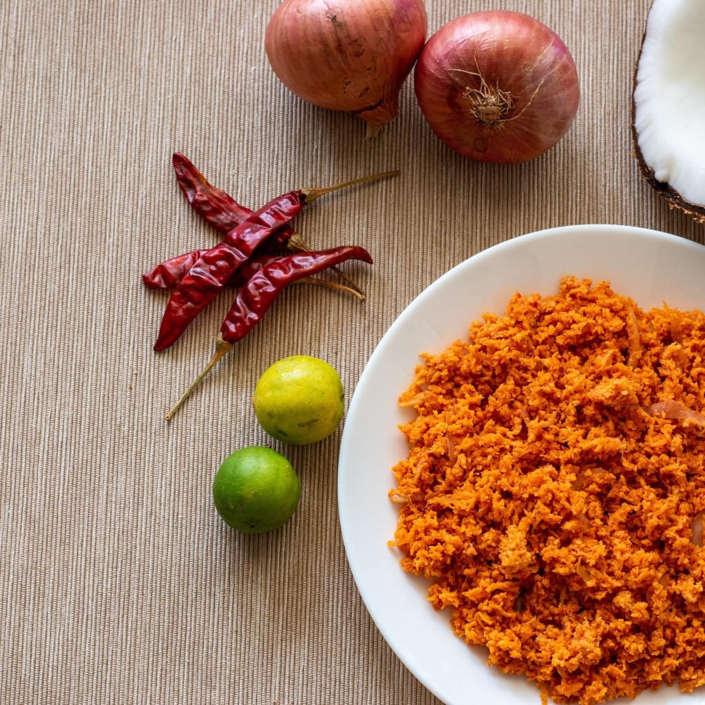 Тертая морковь на тарелке с овощами