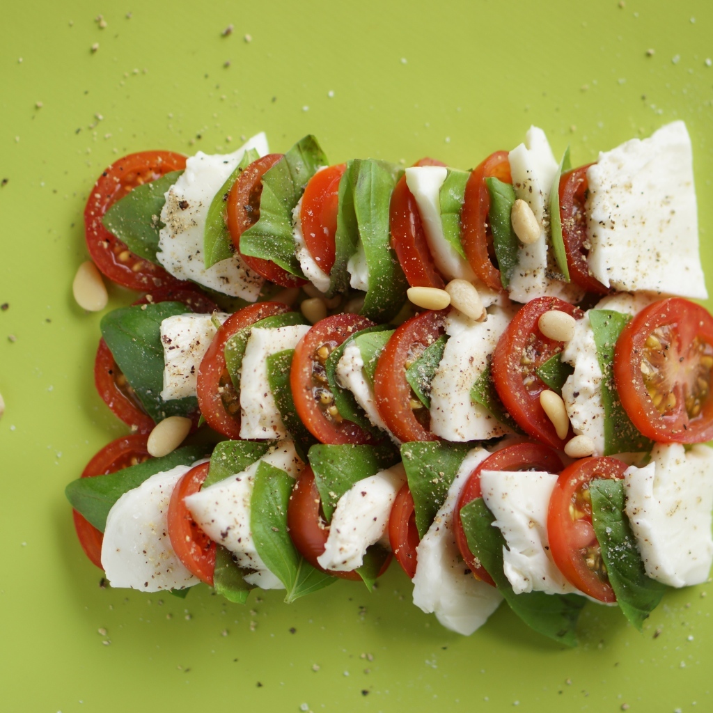 Греческий салата на зеленой тарелке