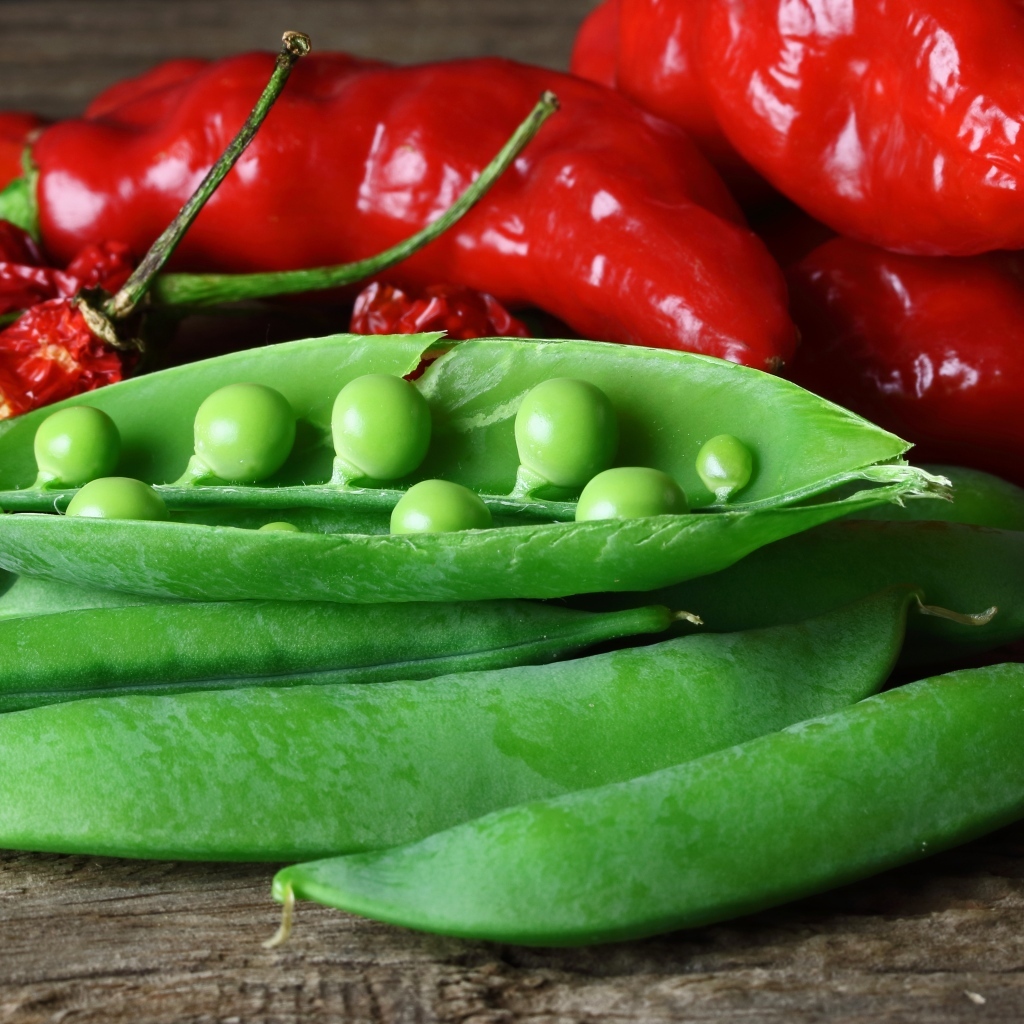 Зеленый горошек с красным перцем на столе