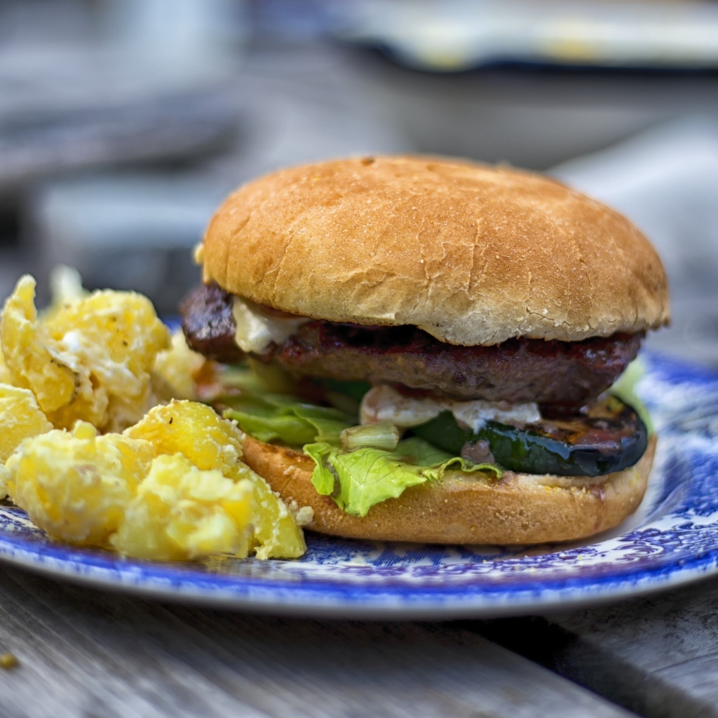 Гамбургер на тарелке с картофелем