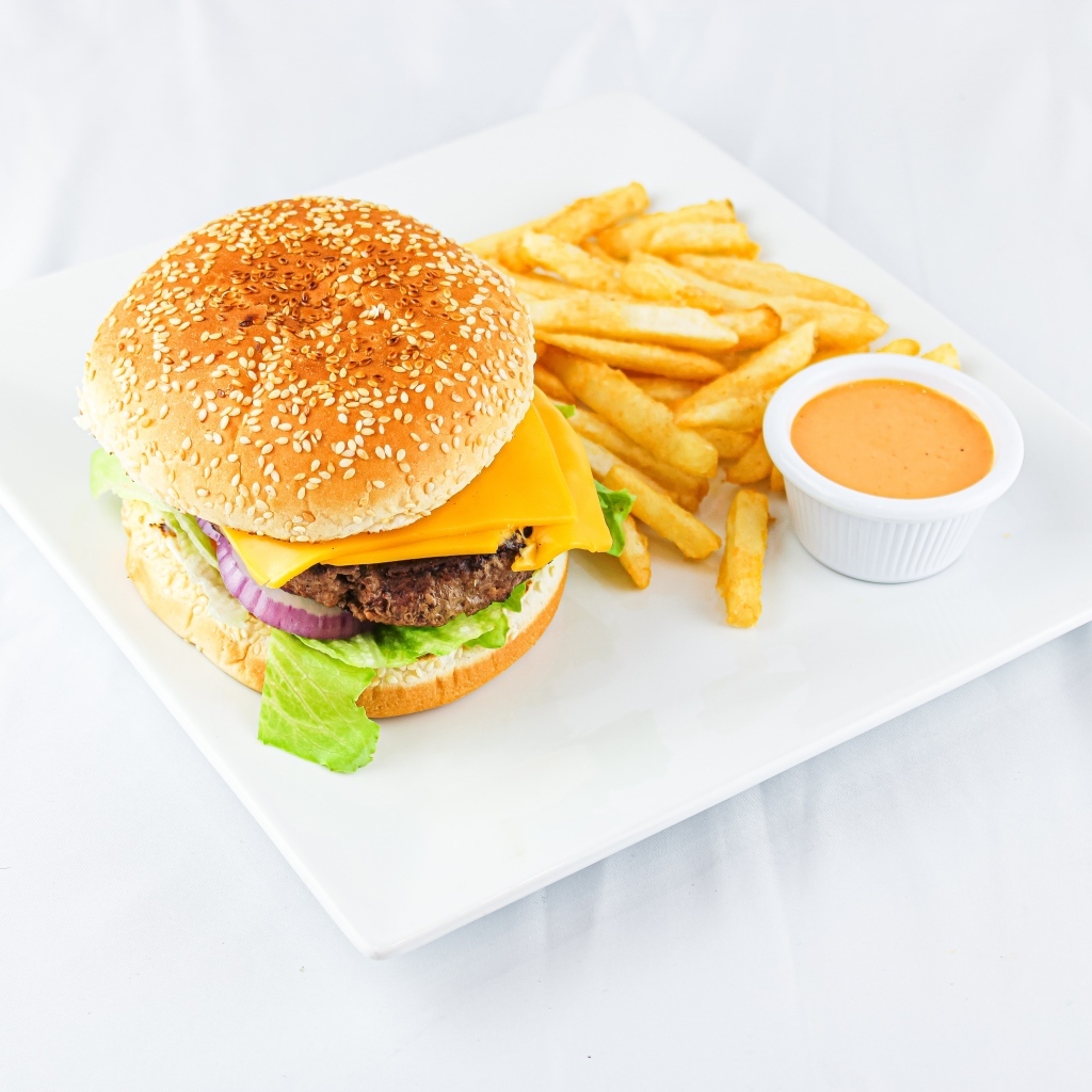 Гамбургер с картофелем фри и соусом на столе