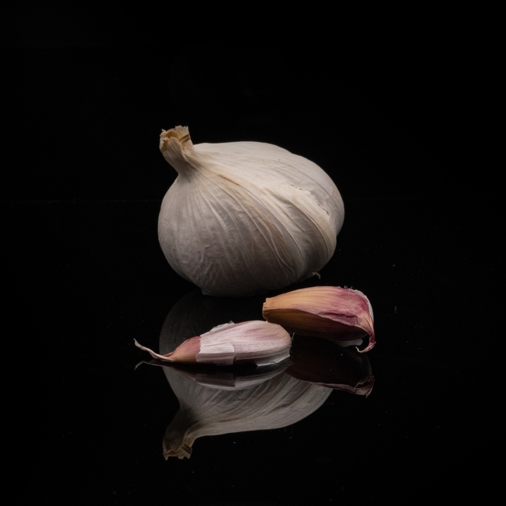 Головка чеснока на черном фоне