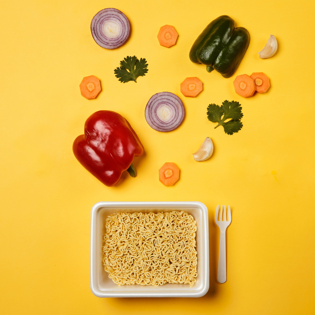 Вермишель быстрого приготовления на столе с овощами