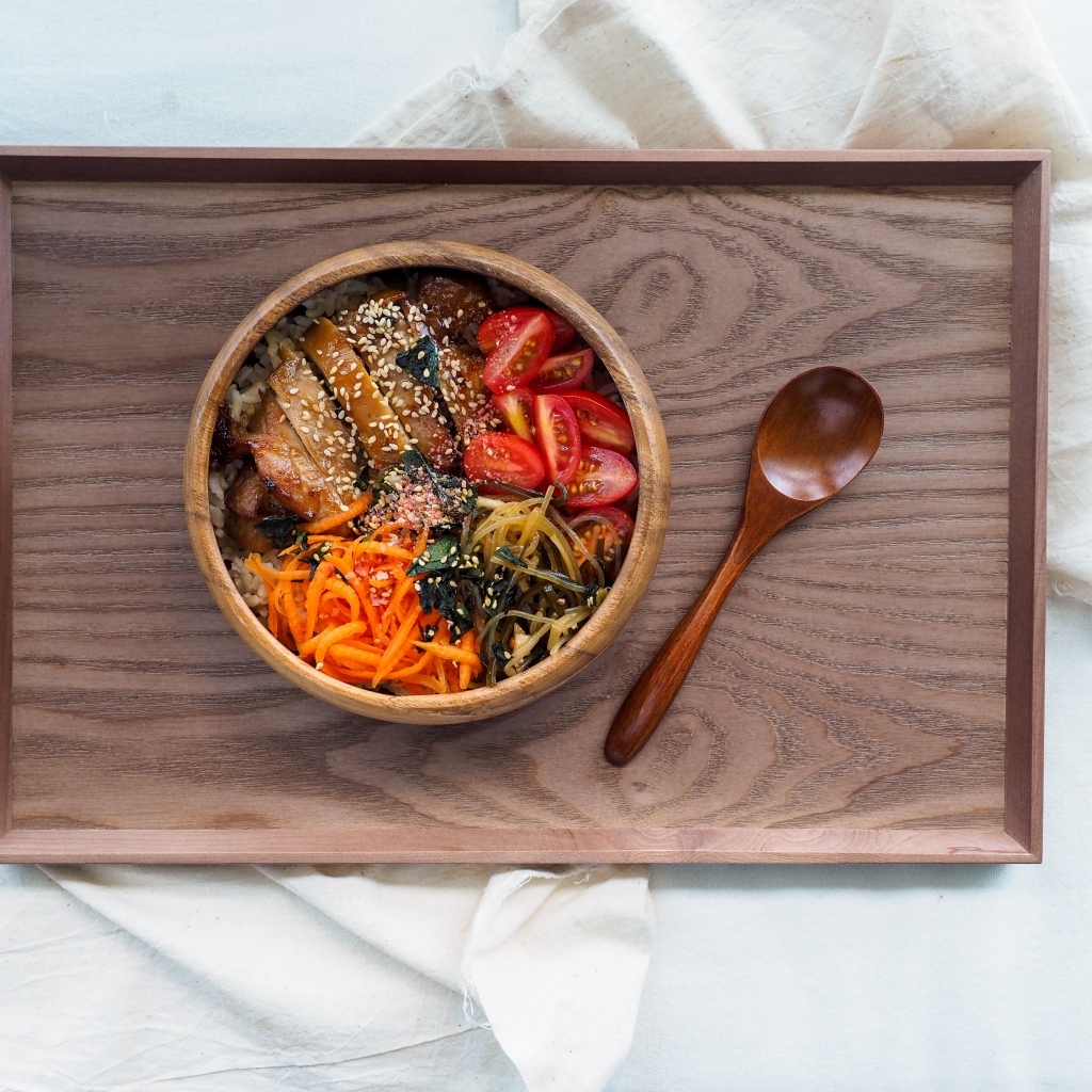 Японское блюдо с овощами на столе