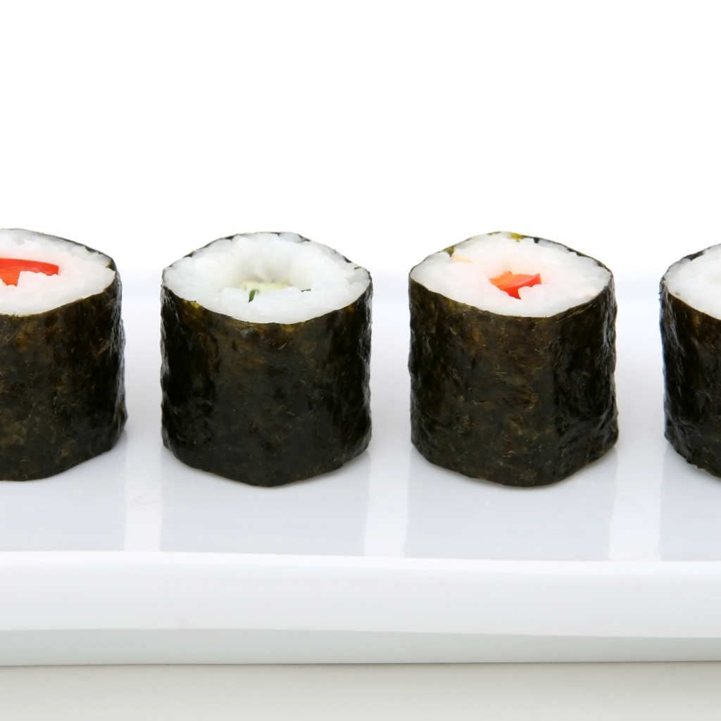 Японские суши на белой тарелке