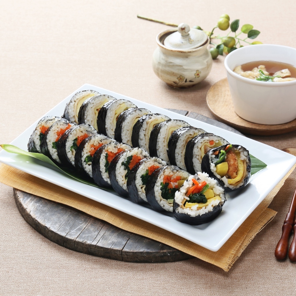 Японские суши на столе с чаем