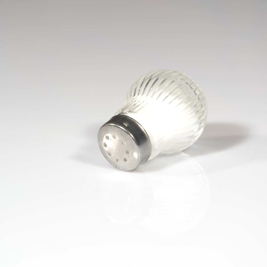 Баночка с солью на сером фоне