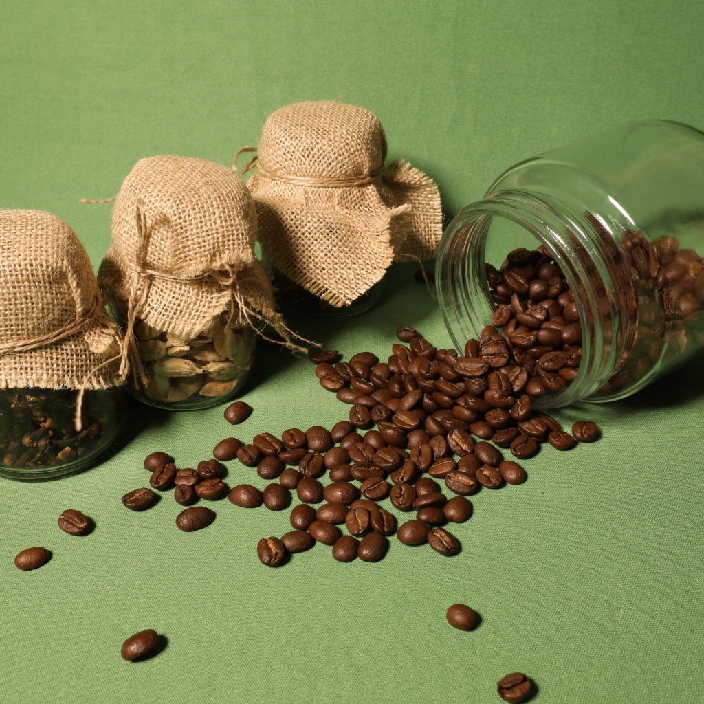 Баночки с жареными зернами кофе и специями