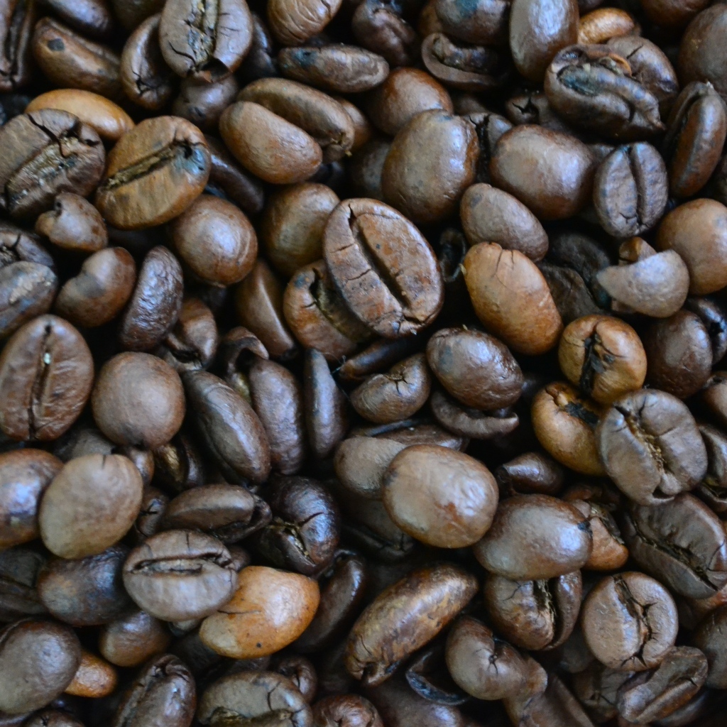 Большие ароматные жареные зерна кофе
