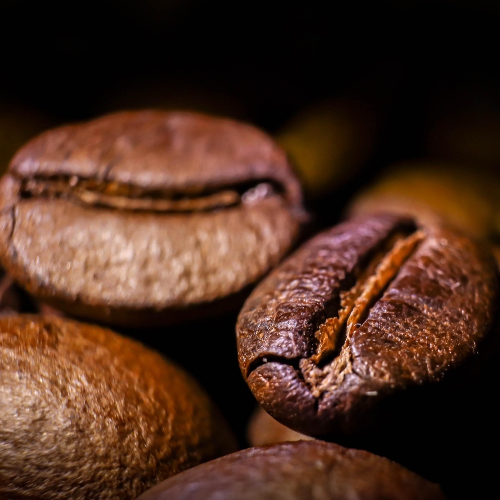 Крупные жареные ароматные зерна кофе 