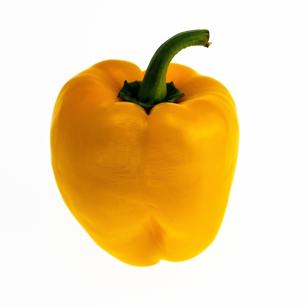 Большой желтый болгарский перец на белом фоне