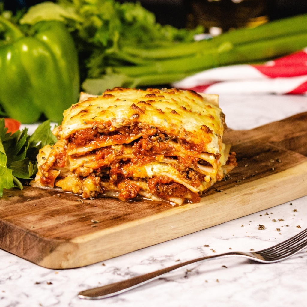 Лазанья на столе с овощами