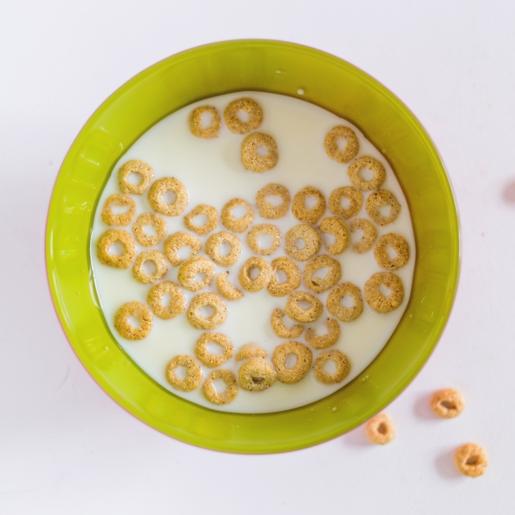 Молоко с хлопьями в миске