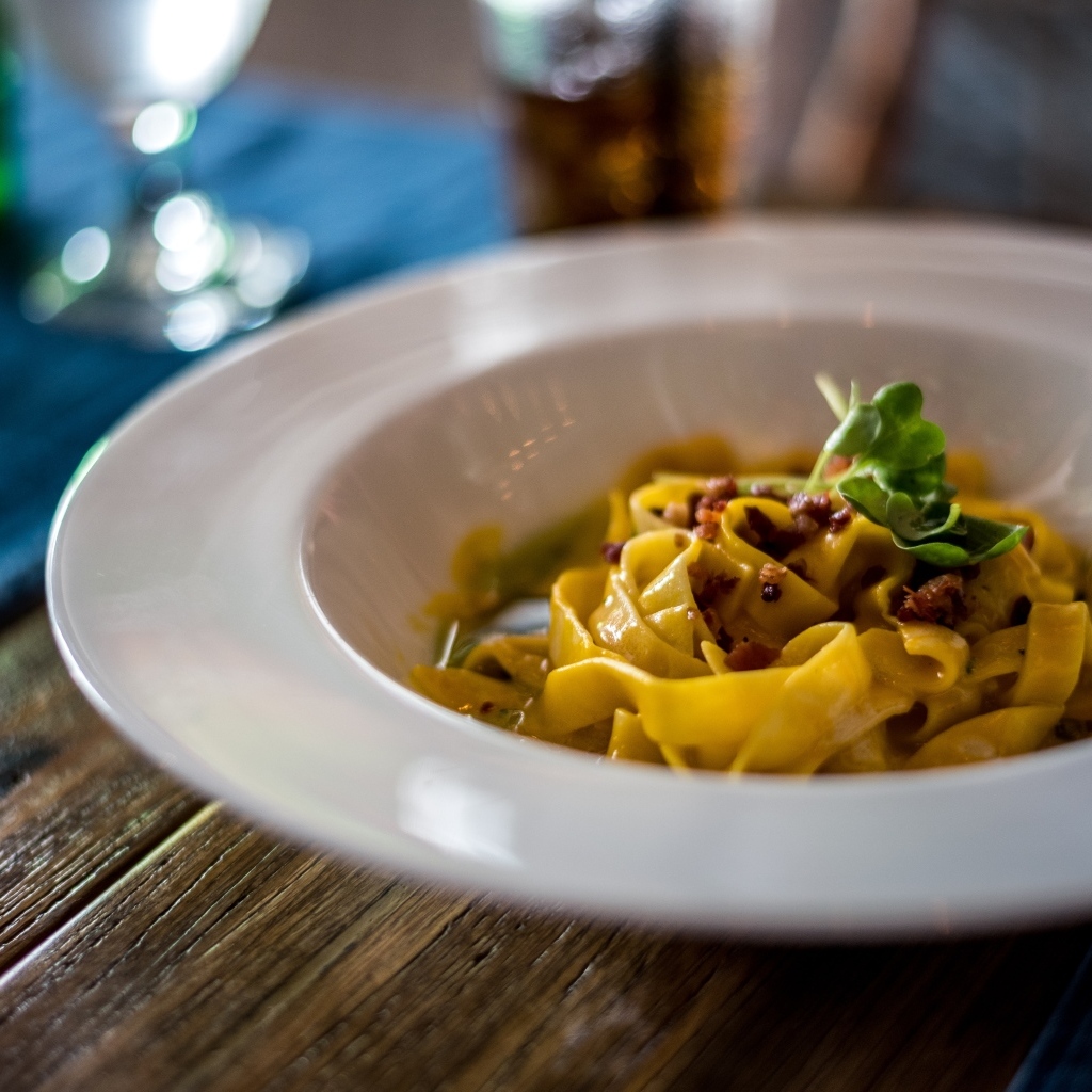 Лапша с мясом в  большой белой тарелке