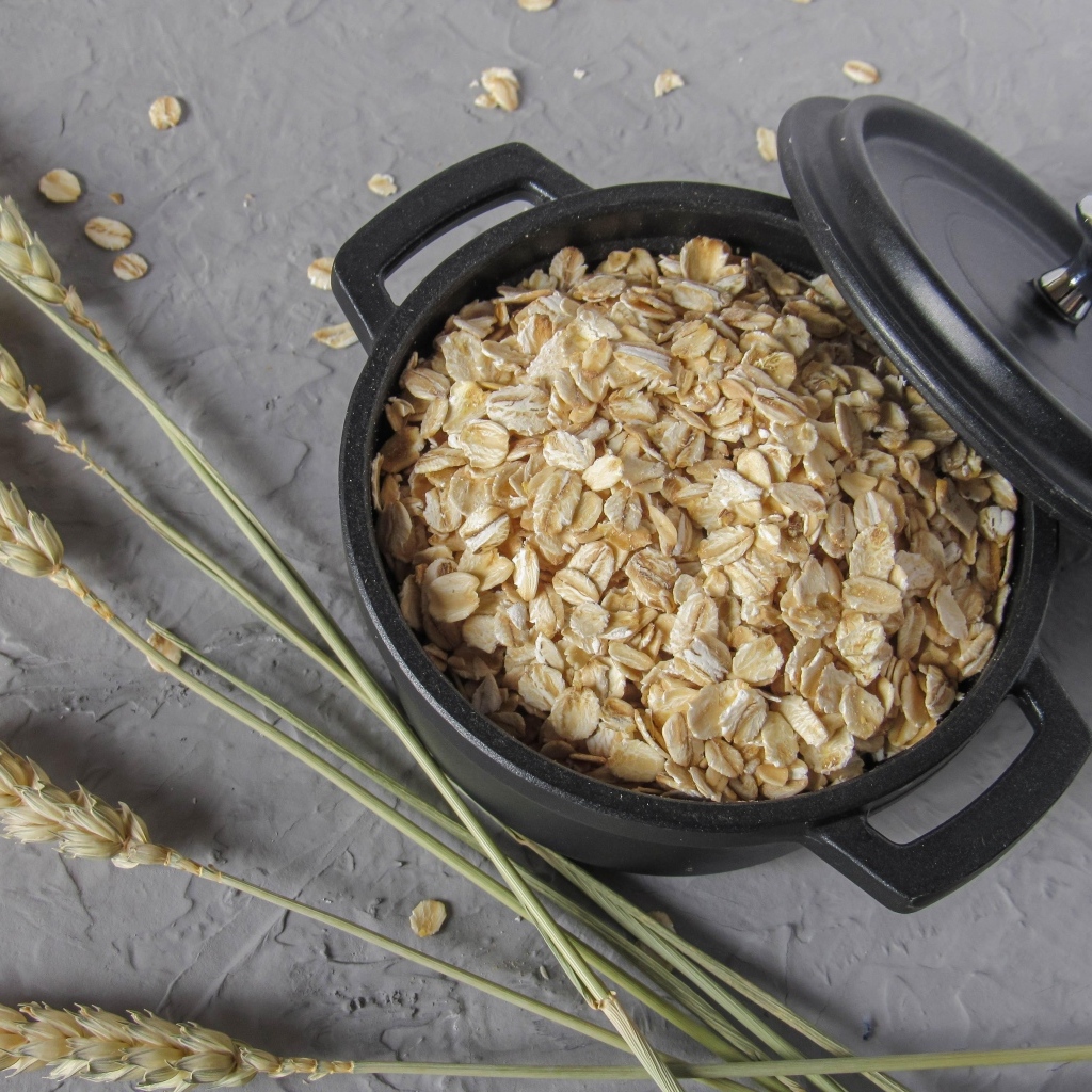 Овсяные хлопья в кастрюле