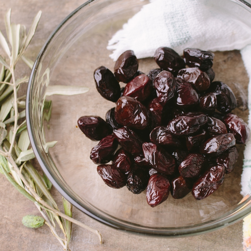 Оливки в стеклянной тарелке 