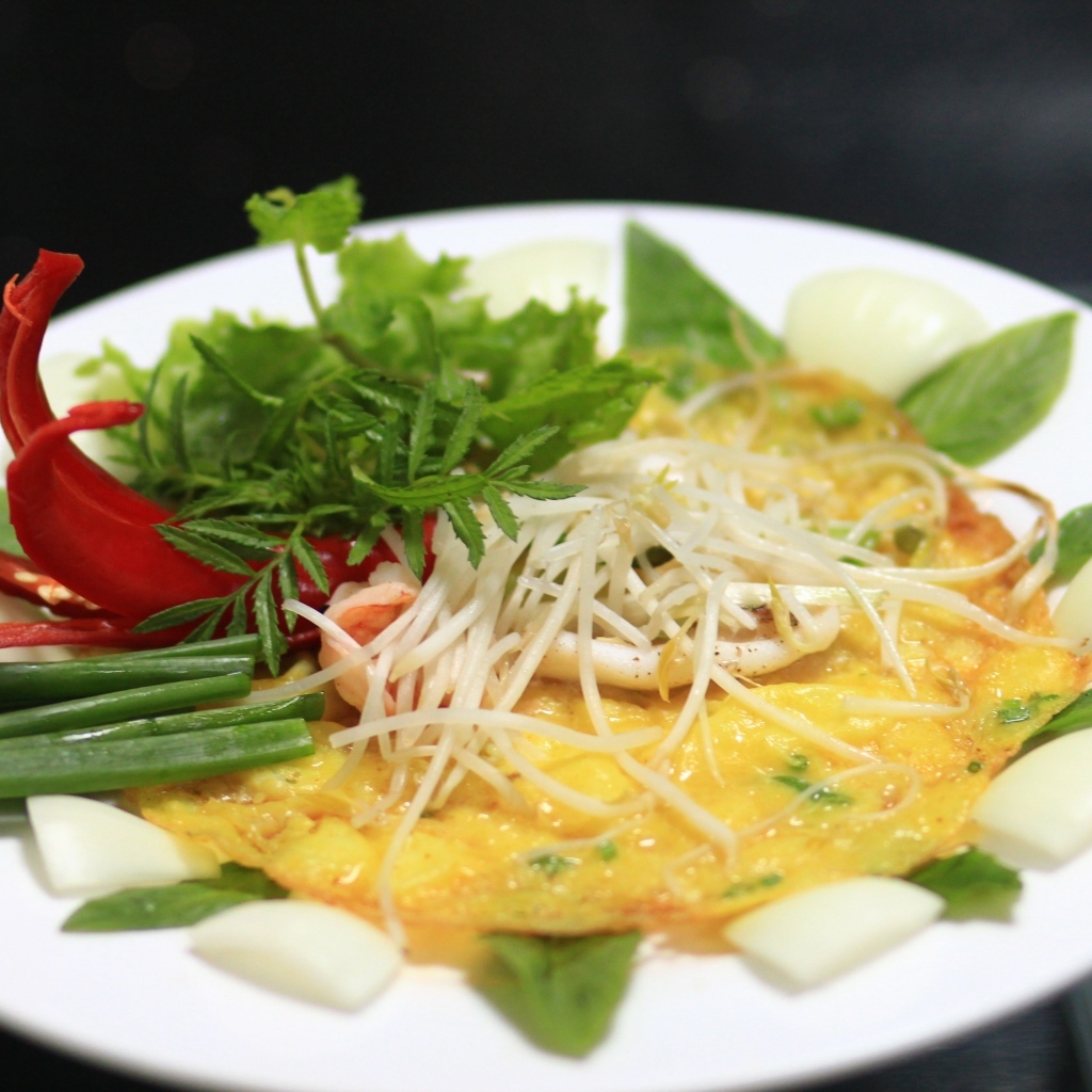 Омлет с луком и острым перцем на тарелке 