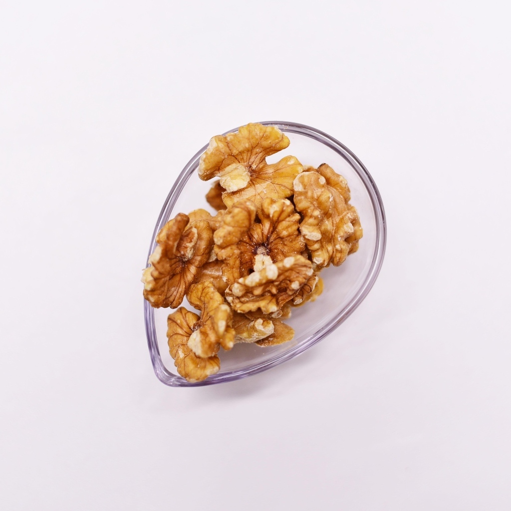 Очищенные грецкие орехи на белом фоне