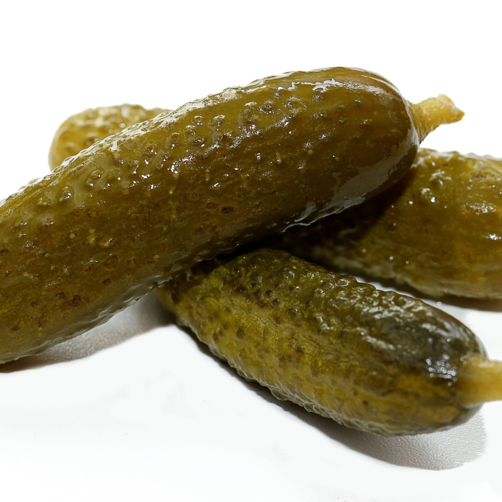 Маринованные корнишоны на белом фоне