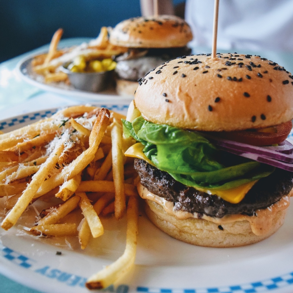 Тарелка с гамбургером и картофелем фри