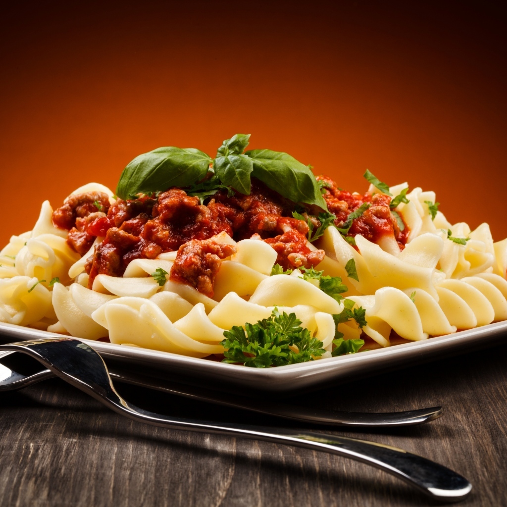 Тарелка с макаронами, фаршем и помидорами